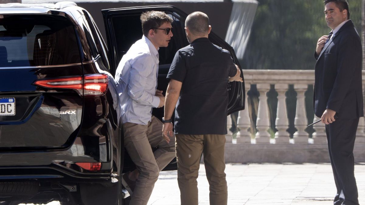 Santiago Caputo llega a la Casa Rosada custodiado por un espía de la SIDE.